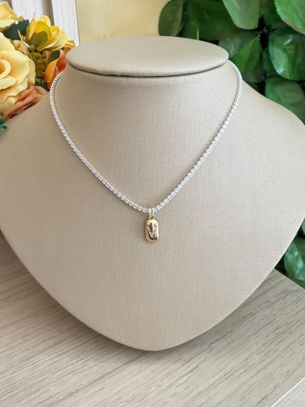 CHOKER RIVIERA COM LETRA V