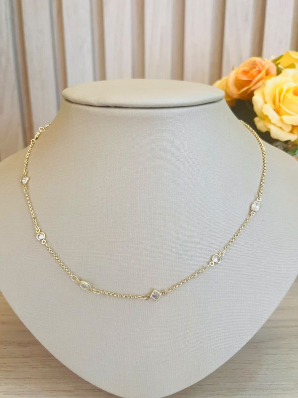 COLAR COM PEDRAS MOISSANITES