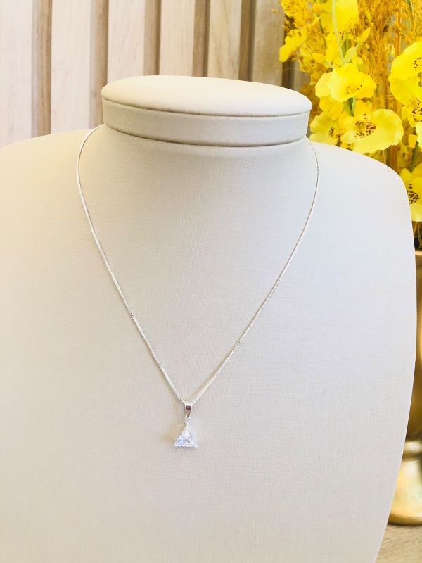 COLAR COM TRIANGULO EM ZIRCONIA