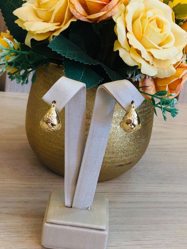 BRINCO BOLSINHA DE FLORES E ZIRCONIA