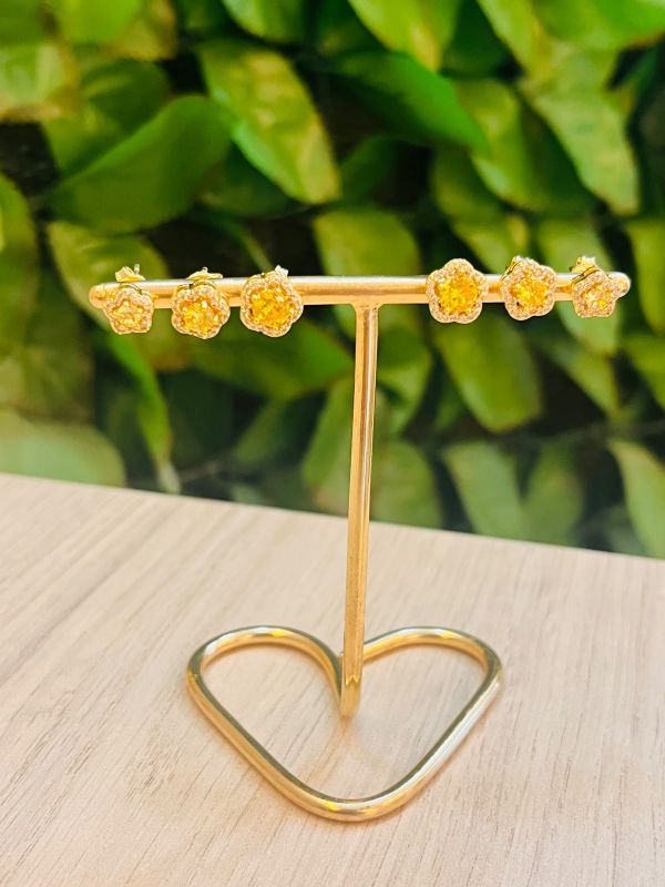BRINCO TRIO FLOR CRAVEJADA COM ZIRCONIA AMARELA