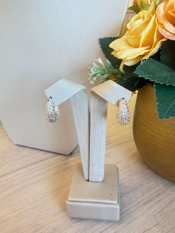 BRINCO ARGOLA COM DETALHE CRAVEJADO