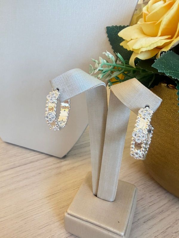 BRINCO ARGOLA COM FLOR