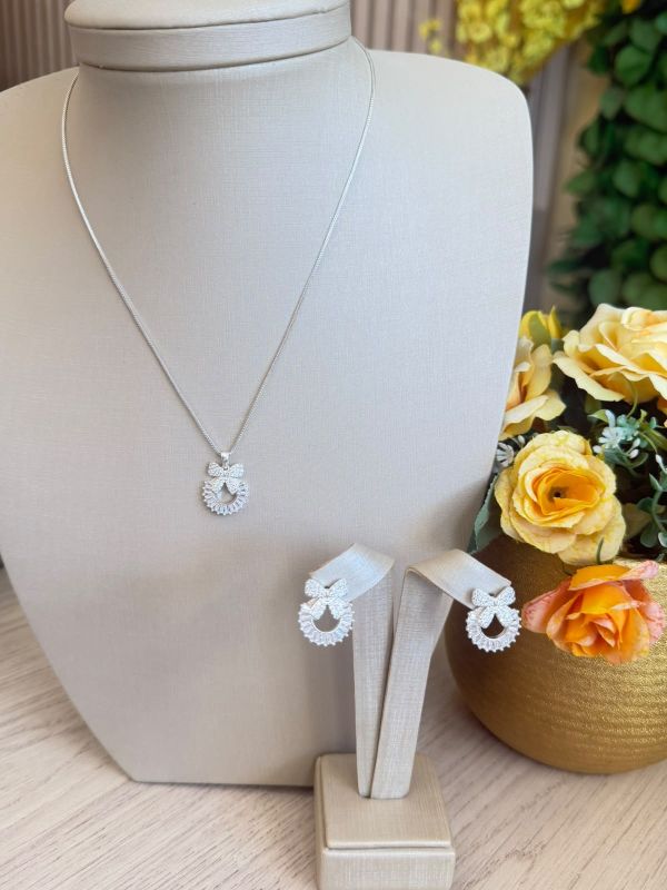 CONJUNTO DE LAÇO CRAVEJADO