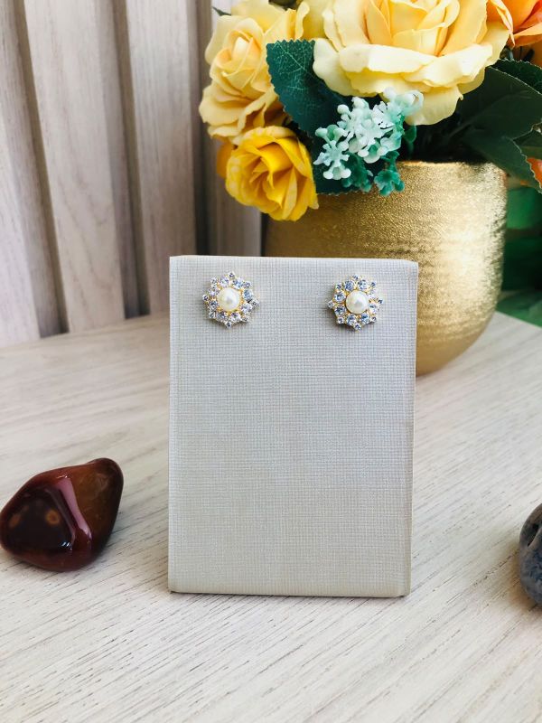BRINCO FLOR DE CRISTAL COM PEROLA