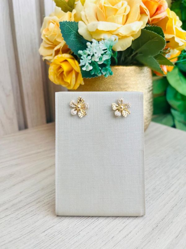 BRINCO FLOR CRAVEJADA LISA COM BOLINHA
