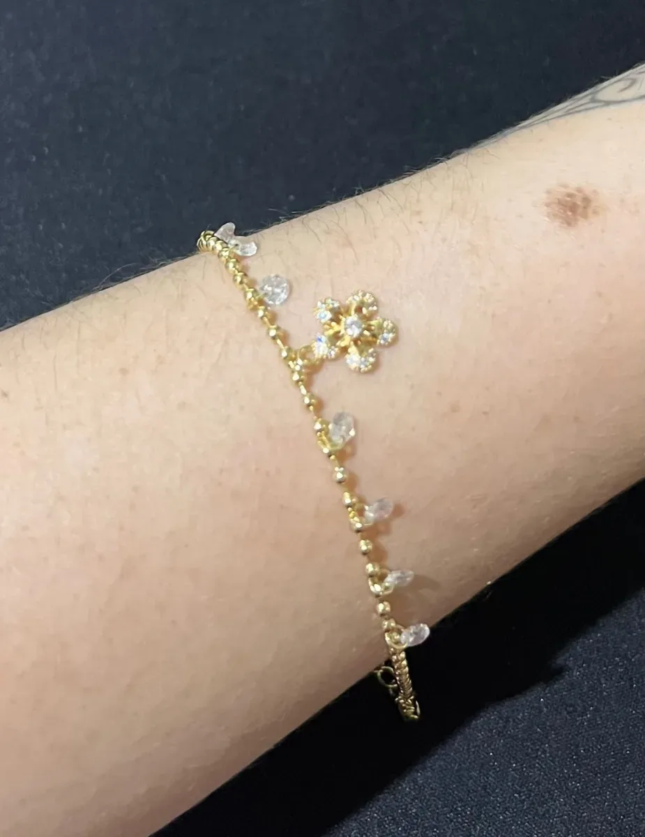Pulseira pedras e flor pendurada Dou
