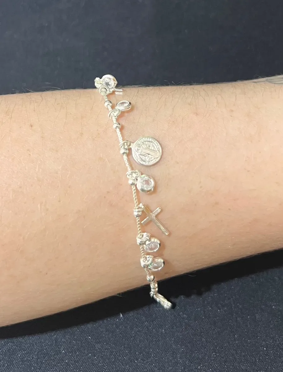 Pulseira pendurada cruz pedra São Bento Pr