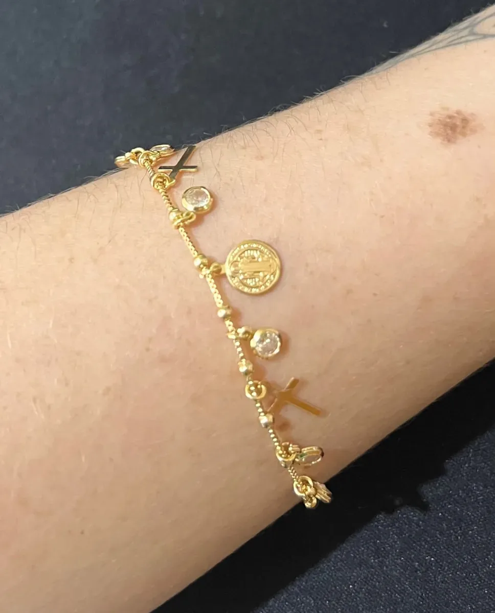 Pulseira pendurada cruz pedra São Bento Dou