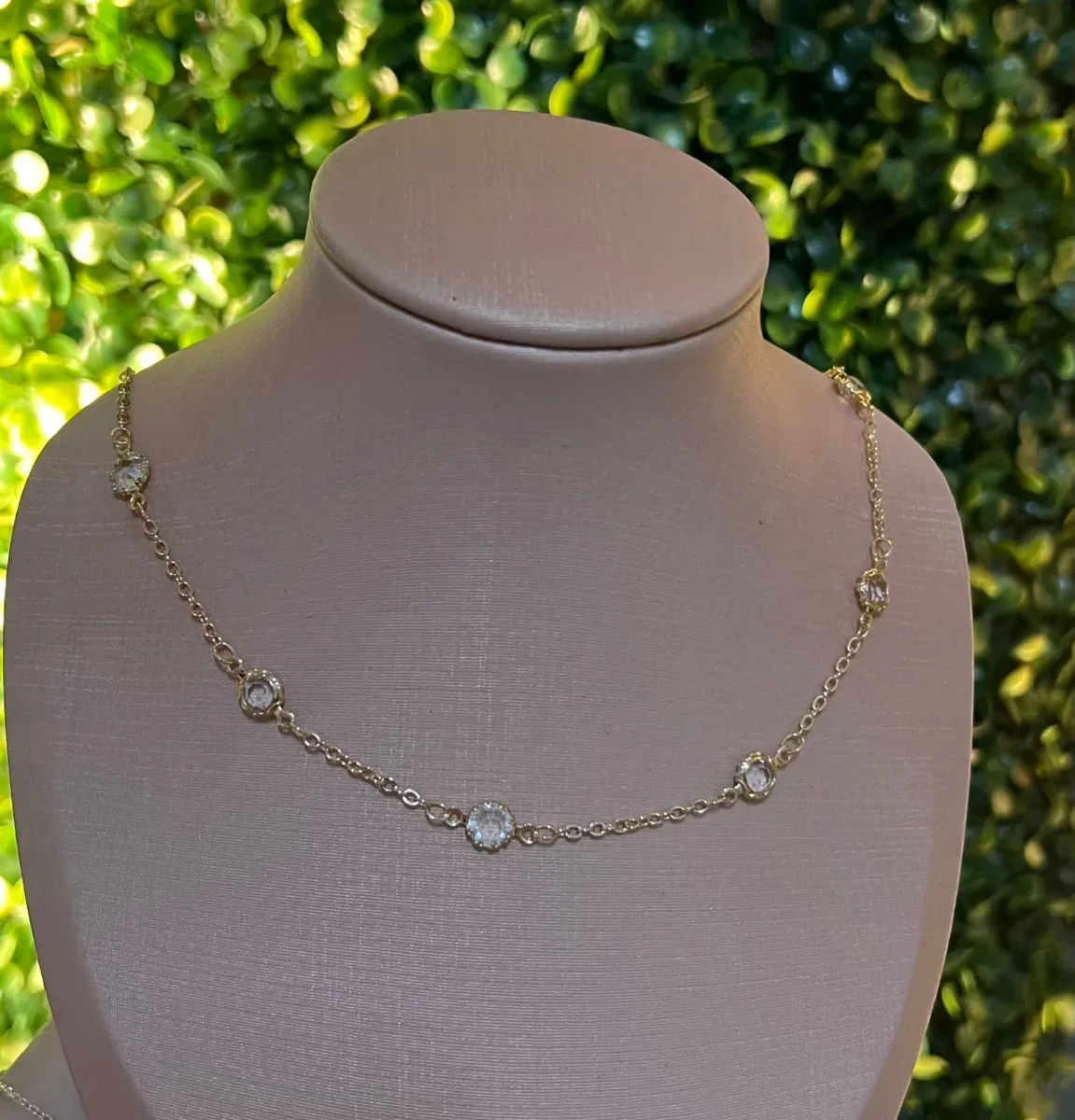 Choker 12 pedras cristais Dou
