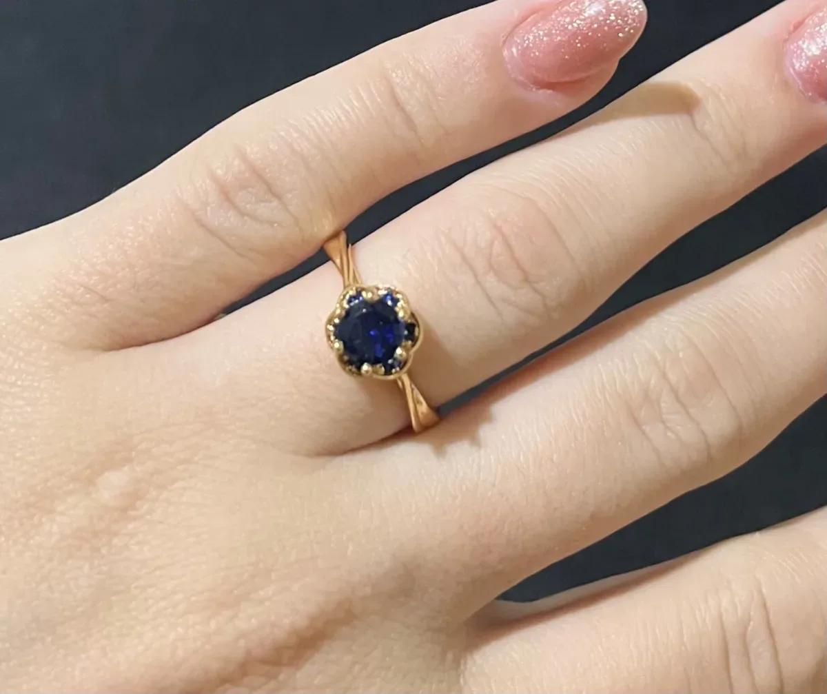 Anel pedra azul detalhes Dou