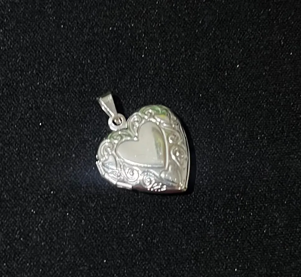 Pingente coraç detalhes relicario Pr