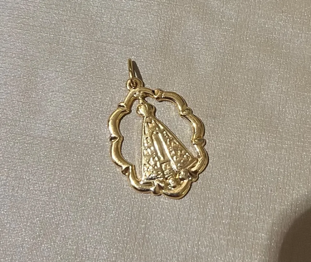 Pingente N. Senhora liso detalhe em volta Dou