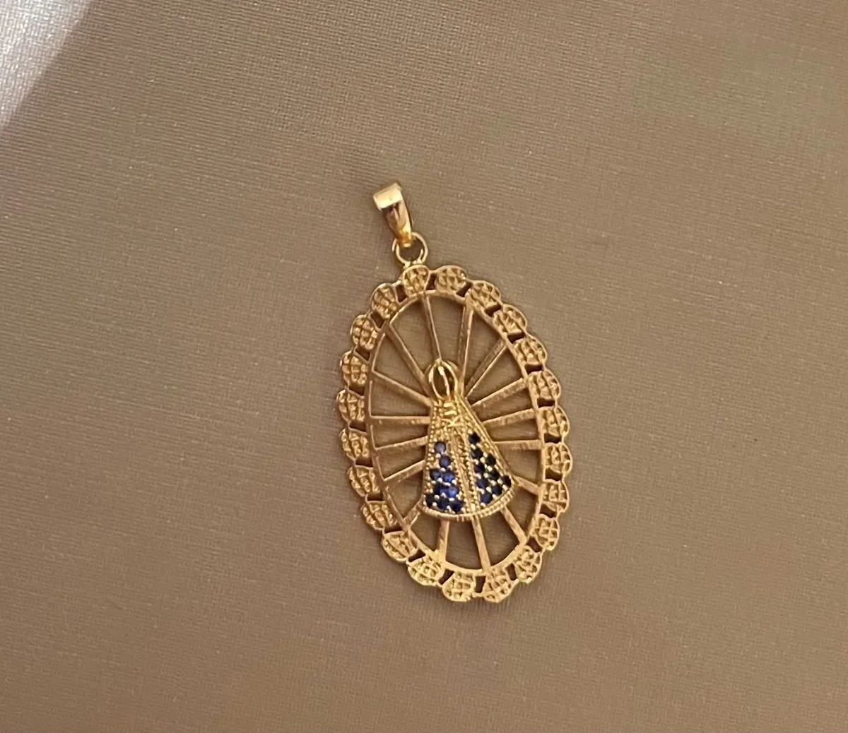 Pingente N. Senhora azul detalhes em volta Dou
