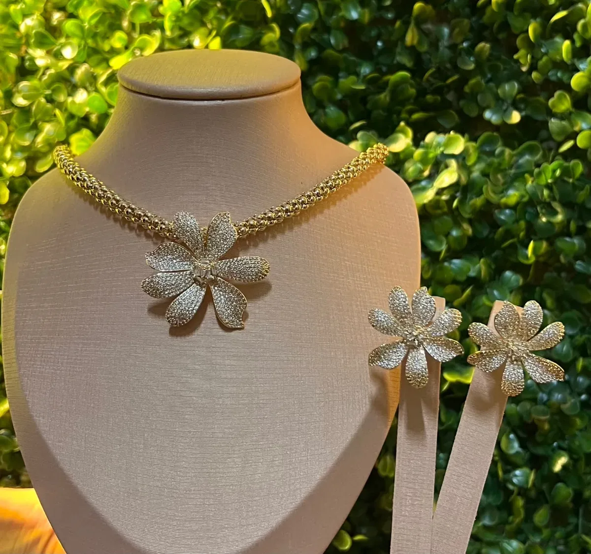 Conjunto flor zirc g chic Dou