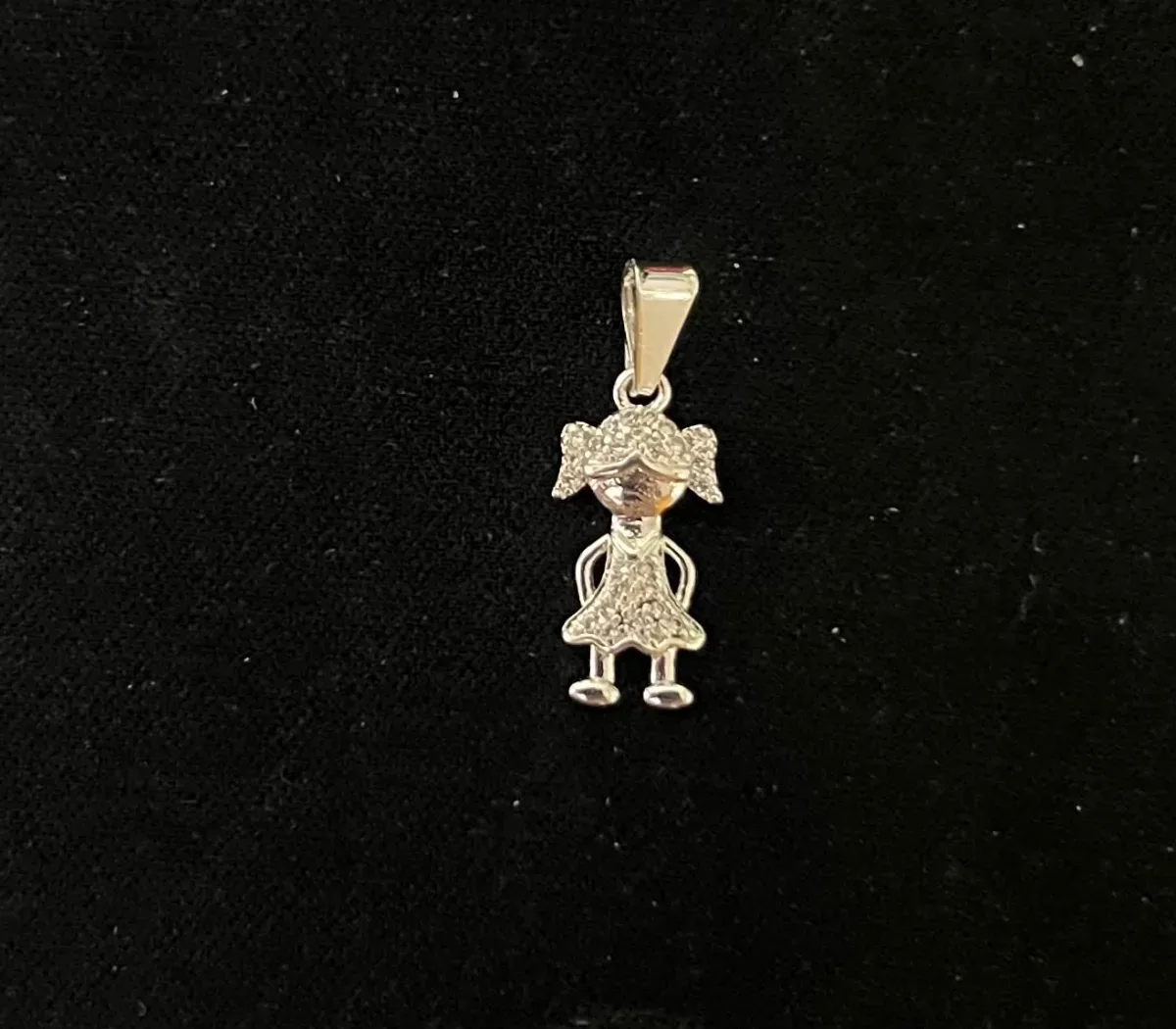 Pingente menina detalhe zirc Pr