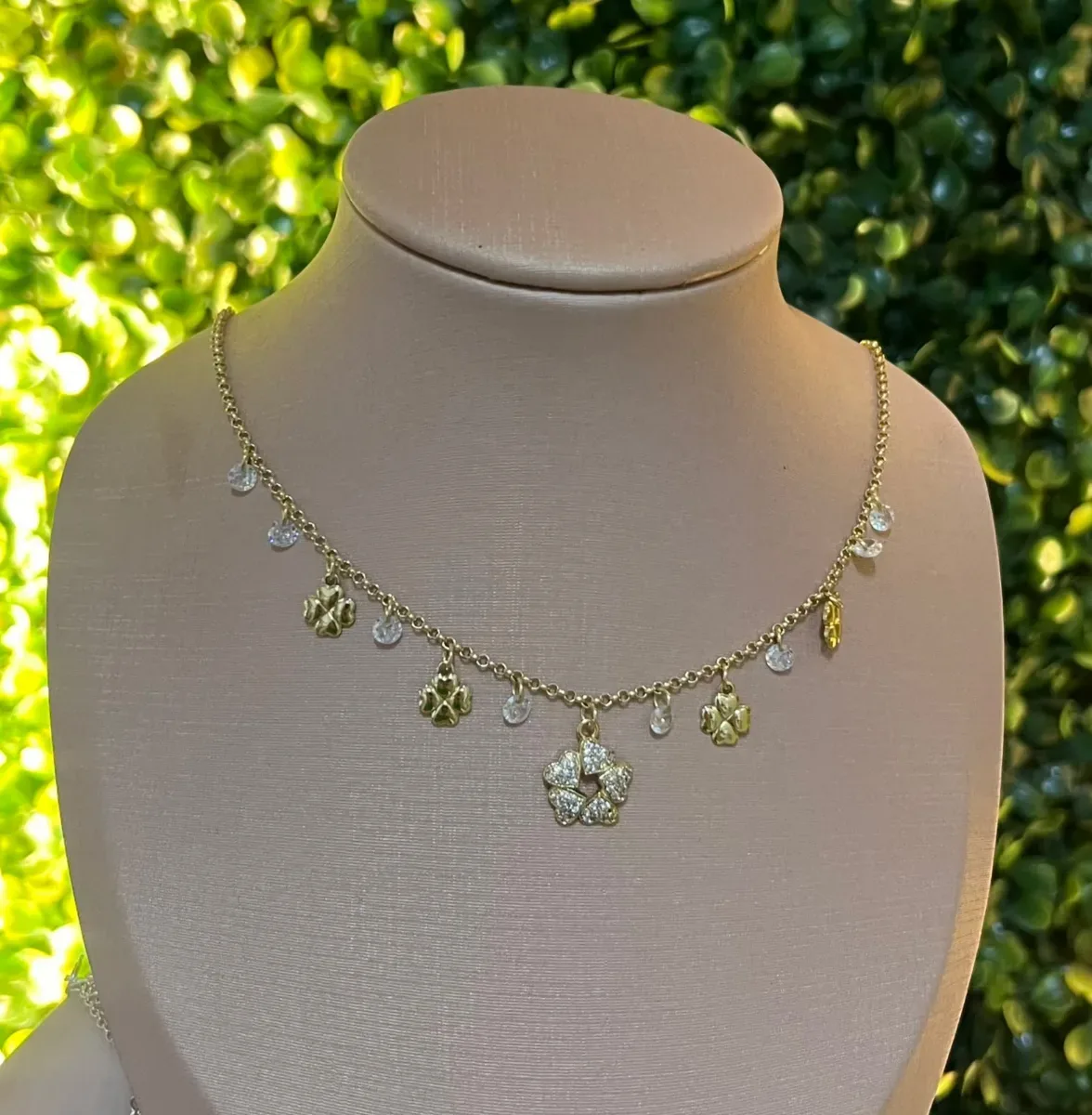 Choker tipo flor pedras pend Dou