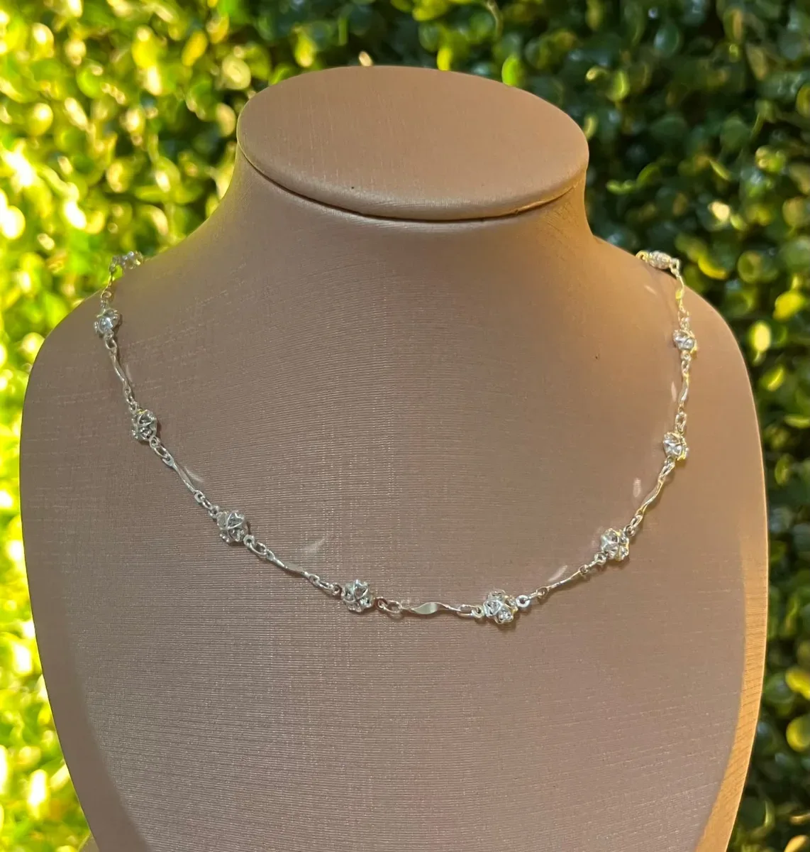Choker mini trevo detalhes Pr