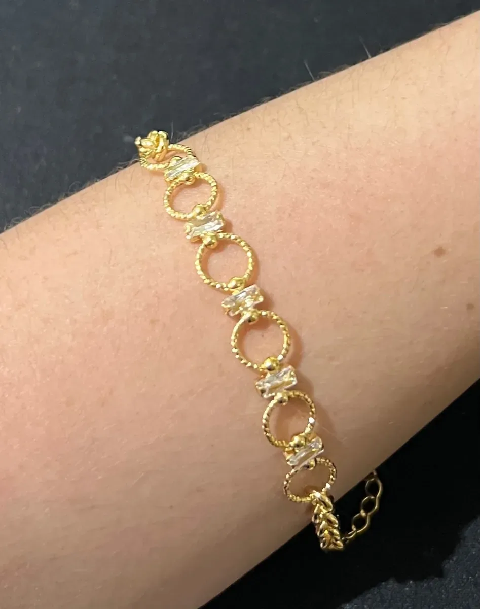 Pulseira circulo vazado e pedra Dou