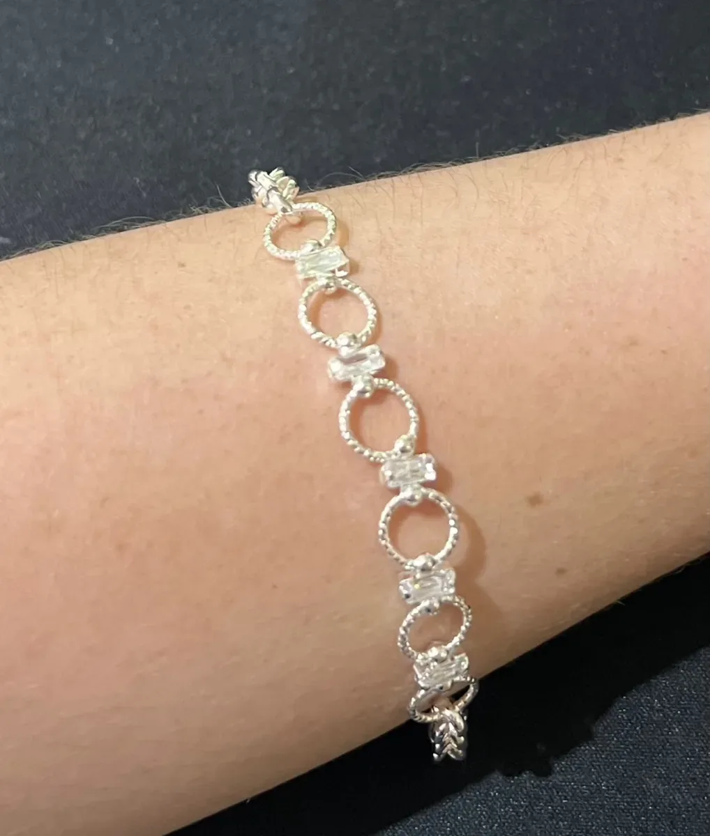 Pulseira circulo vazado e pedra Pr