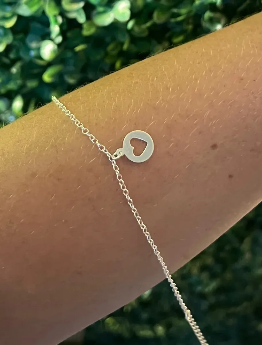 Le pulseira coraç vazado pendurado