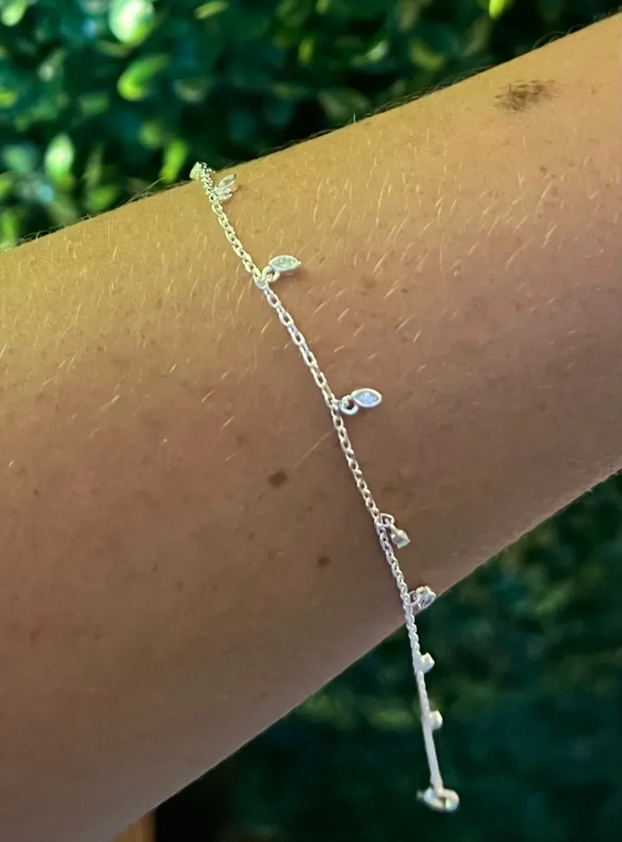 Le pulseira pedrinhas pendurado