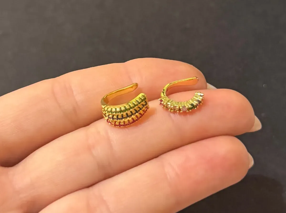 Piercing fake aleatório com pedra Dou