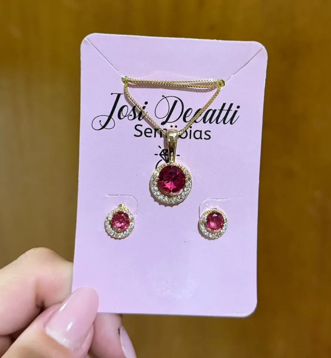 Conjunto vermelho redondo zirc Dou